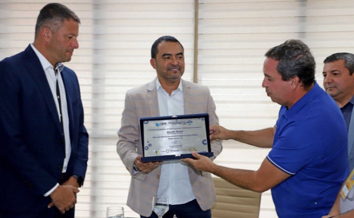 O presidente da CBDE, Antônio Hora Filho, esteve no encontro e entregou ao governador uma placa de homenagem por seus esforços em prol do desporto escolar - Foto: Esequias Araújo/Governo do Tocantins