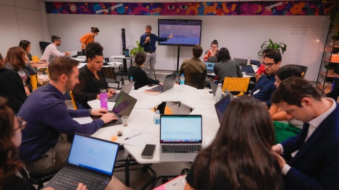 Palestrantes e servidores discutiram ações para a permanência dos alunos em sala de aula, especialmente do Ensino Médio -Foto: Joel Vargas/GVG