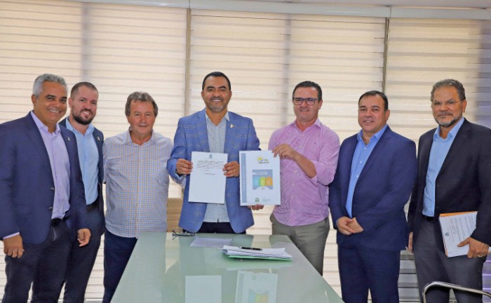 Governador Wanderlei Barbosa recebeu do prefeito de Pedro Afonso, Joaquim Pinheiro, o título de legitimação fundiária do terreno que vai abrigar delegacia - Foto: Antônio Gonçalves/Governo do Tocantins