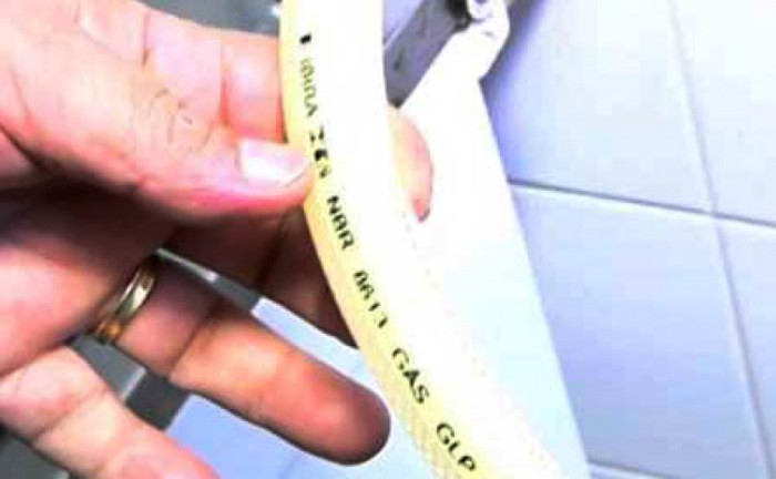 Consumidor deve sempre observar as informações na mangueira do gás - Foto: Inmetro