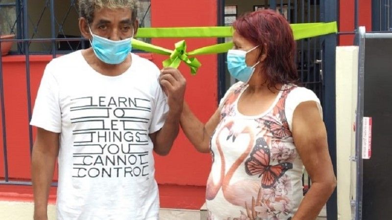 Pedro e Tereza receberam sua casa na Morada São Pedro em abril - Foto: Divulgação SES