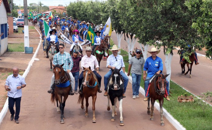 Governador Wanderlei Barbosa liderou as comitivas e percorreu todo o trajeto de cerca de 5 km, do povoado Mato Redondo até o centro da cidade - Foto: Esequias Araújo/Governo do Tocantins
