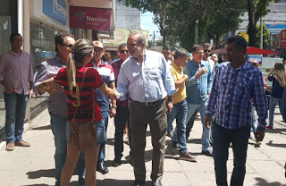 Armando andando pelo comércio de Garanhuns