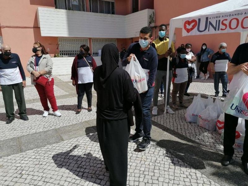Voluntários atuam na distribuição de alimentos - (Foto: Divulgação)
