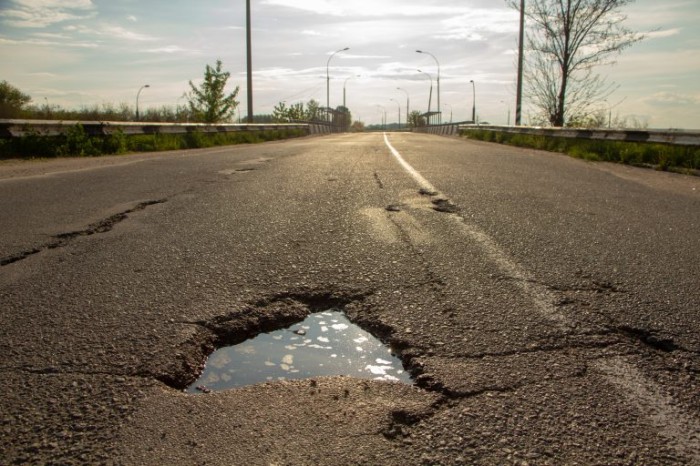 Motoristas reclamam de buracos na parte não duplicada da rodovia - (Foto: Depositphotos)