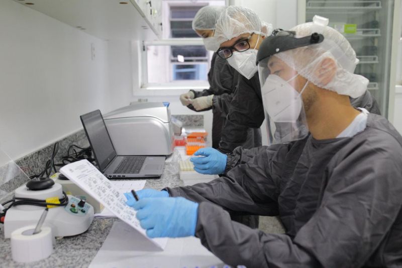 Análises de amostras do Covid-19 são feitas no Lacen (Foto: 