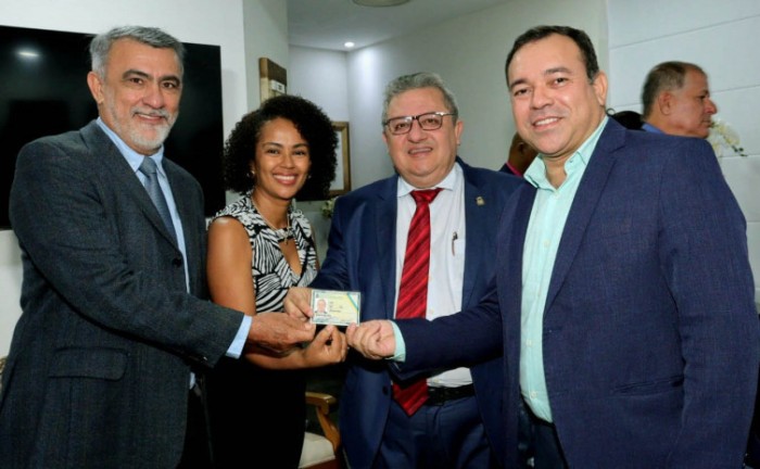 Carteiras funcionais são válidas em todo o território nacional e vigorarão durante todo o período correspondente ao mandato dos deputados - Foto: Luiz de Castro/Governo do Tocantins