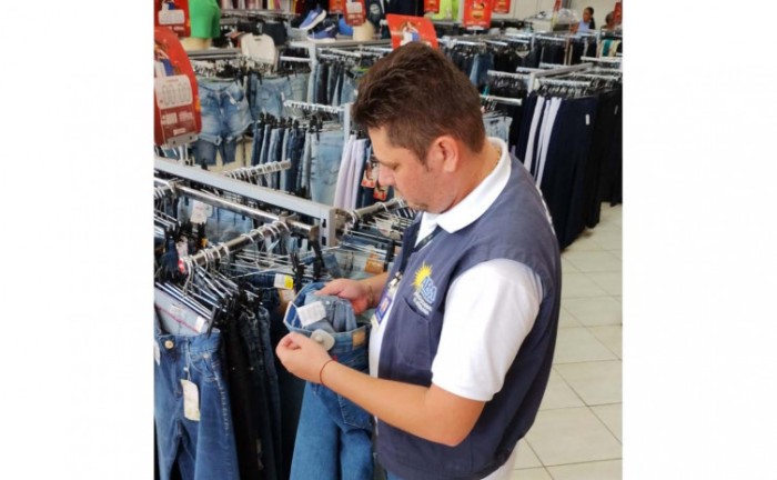 Pensando em presentear com roupas? É importante ler bem a etiqueta - Foto: Brenda Ramos/Governo do Tocantins