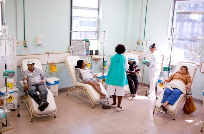 Quimioterapia em hospital no RJ: dedução das doações a programas vale até 2025 (pessoa física) e 2026 (empresa)