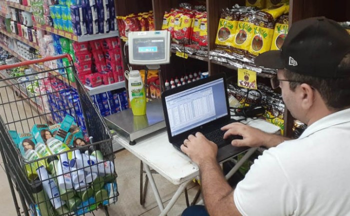 Em ação no comércio, os técnicos da Agência verificam se peso do produto é condizente com o informado na embalagem - Foto: Brenda Ramos/Governo do Tocantins