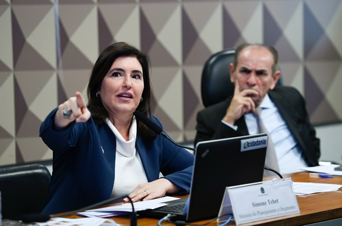 O presidente da CI, Marcelo Castro, ouve a ministra do Planejamento, Simone Tebet - Foto: Edilson Rodrigues/Agência Senado