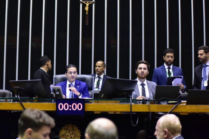 Deputado Marcos Pereira (E) preside a sessão do Plenário - (Foto: Zeca Ribeiro/Câmara dos Deputados)