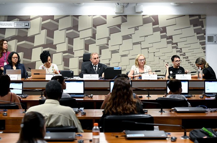 Izalci Lucas com debatedores na audiência pública conjunta CE-CAS - Foto: Jefferson Rudy/Agência Senado