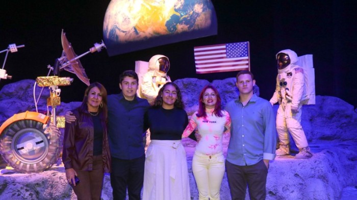 Os alunos premiados pela Nasa participaram, acompanhados pela diretora da escola, da inauguração do Space Adventure -Foto: Gustavo Perez/Ascom Seduc