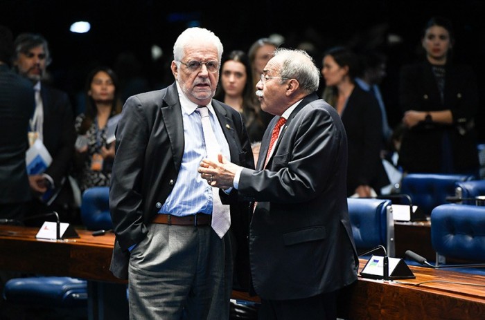 Jaques Wagner, que pediu reexame do texto, e Chico Rodrigues, autor da proposta, na sessão desta terça - Foto: Jefferson Rudy/Agência Senado