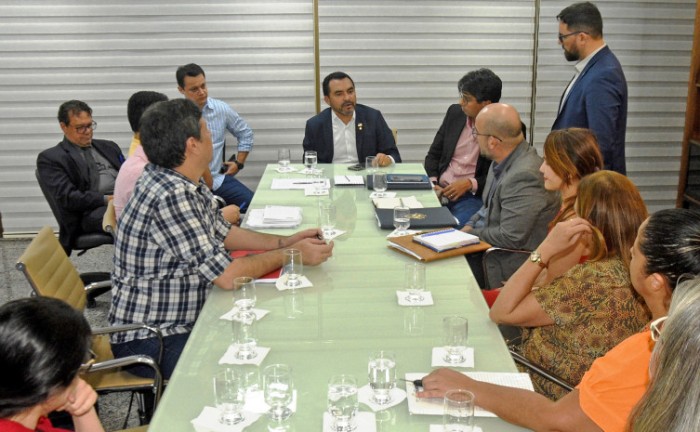 Governador Wanderlei Barbosa com o secretário de Saúde, Afonso Piva, durante reunião para discutir regulação de pacientes no HGP - Foto: Esequias Araújo/Governo do Tocantins