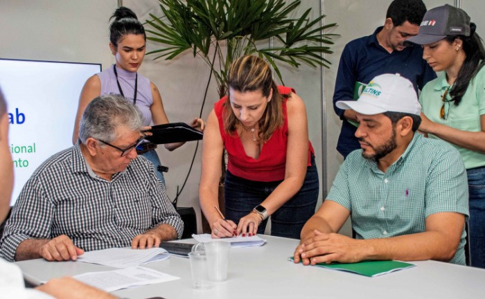 Presidente da Adapec, Paulo Lima, e representante da MSD assinam Termo de Cooperação Técnica - Foto: Keven Lopes/Governo do Tocantins