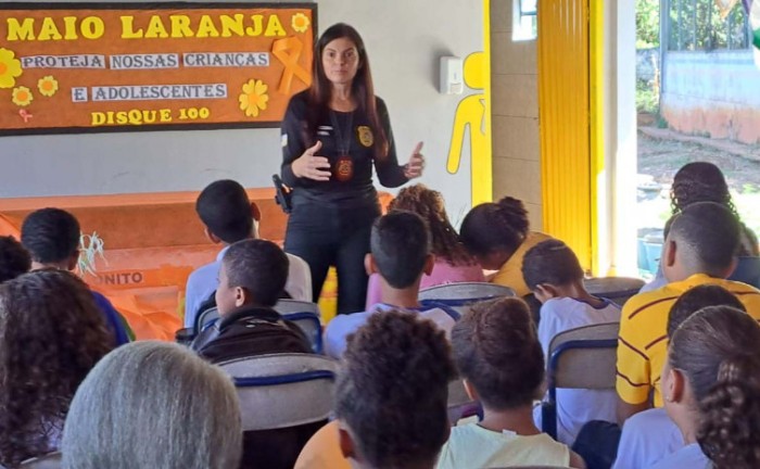 Delegada Melicia durante palestra a alunos de escola em Arraias - Foto: Segurança Pública/Governo do Tocantins