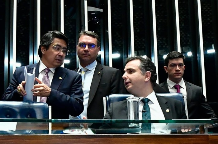 Relator da medida provisória, senador Giordano conversa com o presidente do Senado, Rodrigo Pacheco - Foto: Waldemir Barreto/Agência Senado