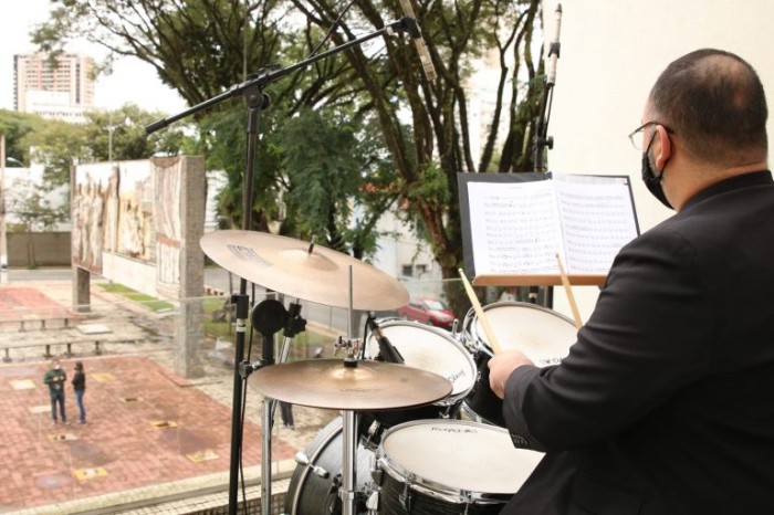 Orquestra se apresentando durante a pandemia de Covid-19 - (Foto: Rovena Rosa/Agência Brasil)