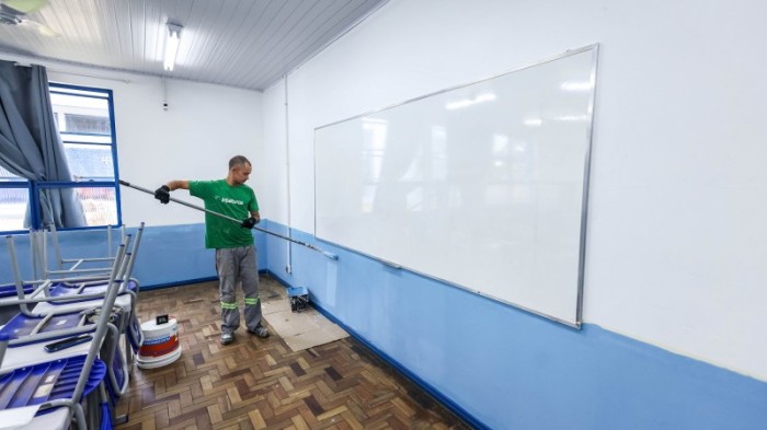 A pintura nas salas de aula de três prédios da escola é uma das melhorias que já está em andamento -Foto: Gustavo Mansur/Secom