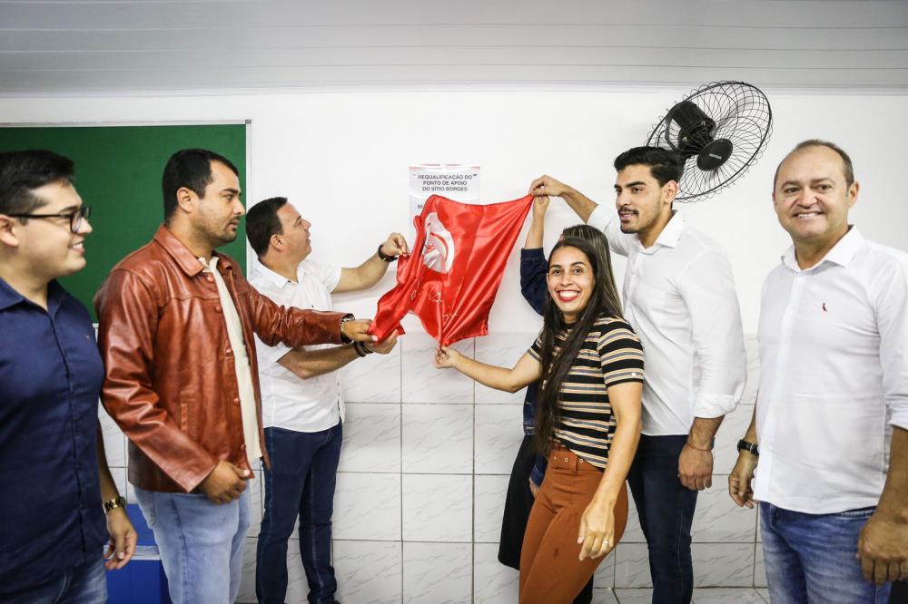 Prefeitura de Garanhuns entrega ponto de apoio e van para transporte de pacientes no Sítio Borges