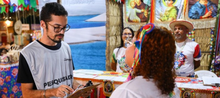 - Pesquisa ouviu turistas e moradores durante a festança junina (Foto: Júnior Foicinha)