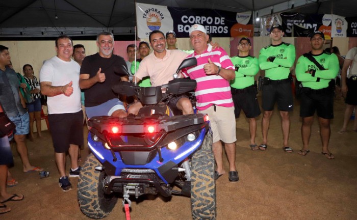 Governador Wanderlei Barbosa entrega quadriciclo à Polícia Militar e assegura que as forças de segurança estão presentes em todas as praias para garantir a tranquilidade de turistas e moradores - Foto: Loise Maria/Governo do Tocantins