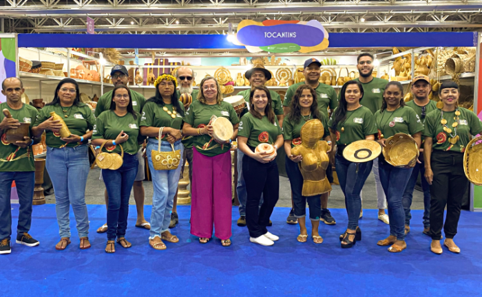 Artesãos e equipe da Secult se reúnem no estande do Tocantins na Fenearte 2023 - Foto: Kadu Souza/Governo do Tocantins
