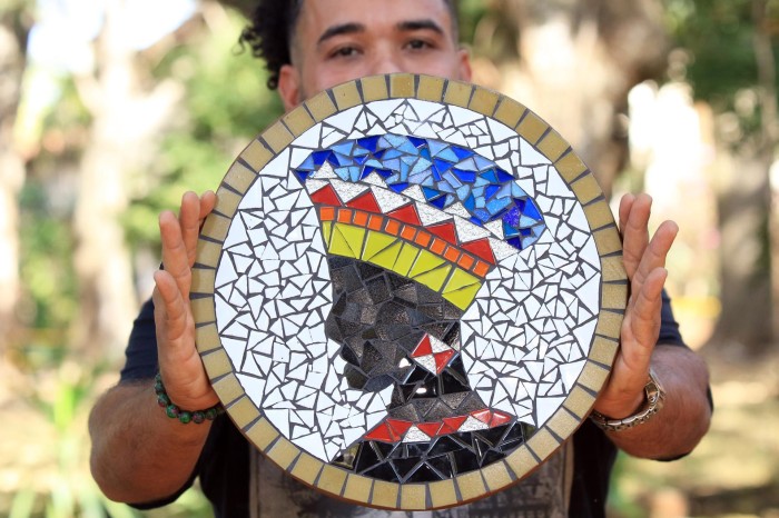 Há um ano e meio, Wilton Albuquerque, 35 anos, participa da Oficina de Mosaico e planeja comercializar suas peças em exposições assim que receber a sua Carteira Nacional do Artesão