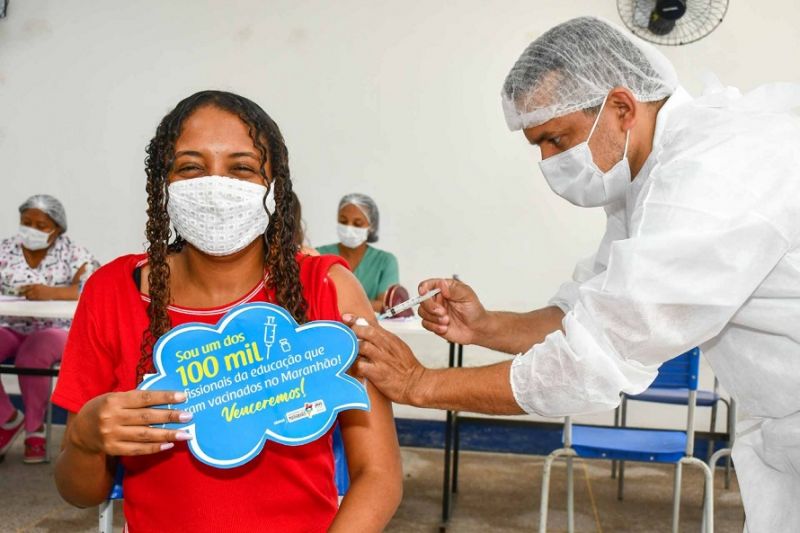 Servidor da educação recebe vacina (Foto: Cinaldo Oliveira)