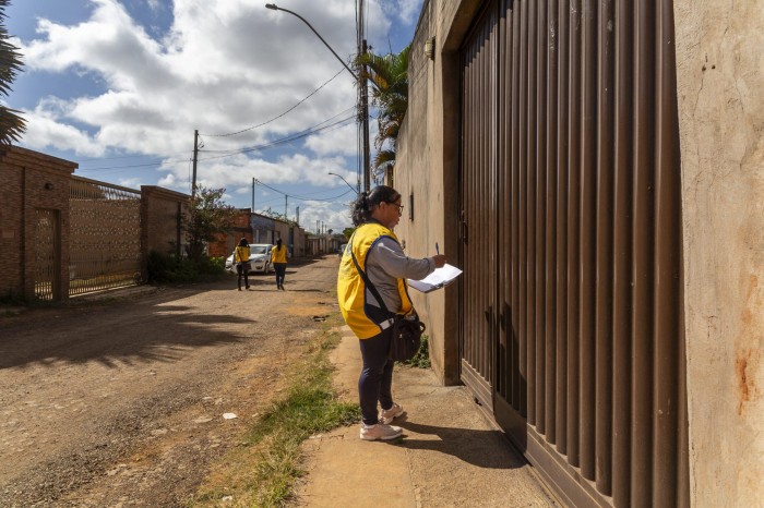 Equipes da Caesb visitam residências pra orientar sobre os novos procedimentos: não será mais preciso utilizar fossas sépticas | Foto: Divulgação/Caesb