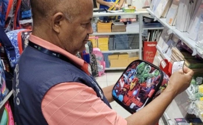 Periodicamente, a equipe técnica da área de Qualidade da Agência de Metrologia faz fiscalização no comércio de material escolar - Foto: Brenda Ramos/Governo do Tocantins