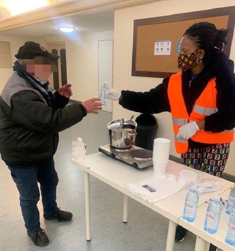 Programa social Anges delà Nuit (Anjos da Noite) ajuda refugiados e imigrantes ilegais - (Foto: Divulgação)