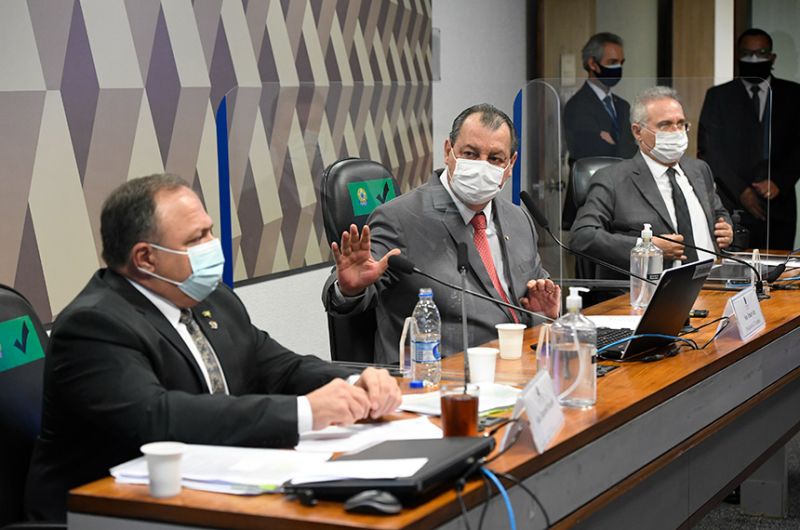 Da esquerda para a direita: Eduardo Pazuello, Omar Aziz (presidente da CPI) e Renan Calheiros (relator da CPI) - Jefferson Rudy/Agência Senado