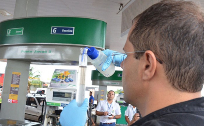 Equipe técnica da Agência de Metrologia realiza operações periódicas de verificação de bombas de combustível - Foto: Brenda Ramos/Governo do Tocantins