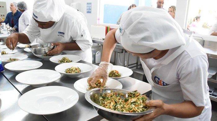 As receitas, obrigatoriamente, devem contar com os ingredientes e produtos exclusivamente presentes no Programa de Alimentação Escolar do Distrito Federal (PAE-DF), em atendimento à Resolução CD/FNDE nº 6/2020, além da utilização de alimentos considerados