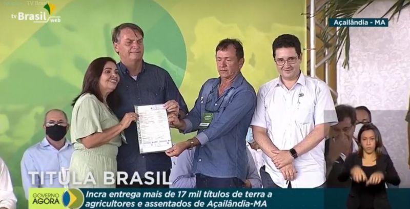 Bolsonaro entrega de título de Terra a produtores de Açaílândia (MA) - (Foto: Reprodução/TV Brasil)