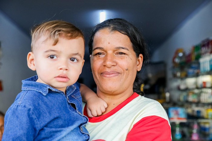 Mãe de três filhos, a costureira Janete Caetano é beneficiária dos cartões Gás, Prato Cheio e Material Escolar