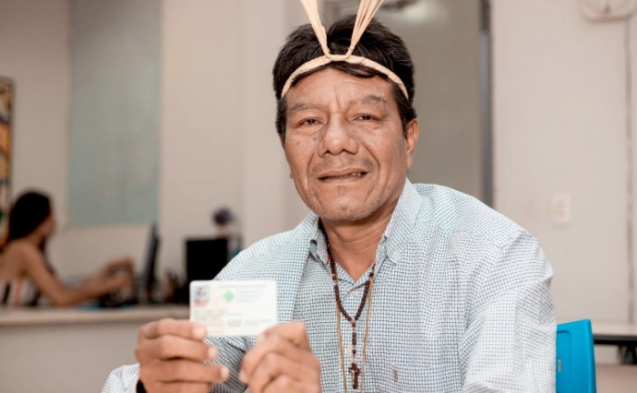 Cacique Roberto Krahô com a sua carteira do artesão - Foto: Kadu Souza/Governo do Tocantins