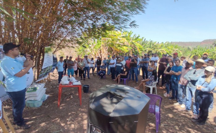 Aula prática de adubação do tanque - Foto: Ruraltins/Governo do Tocantins