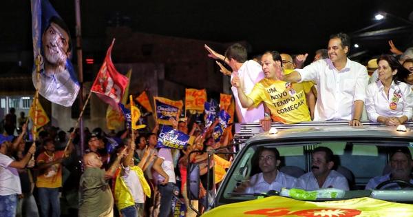 Um dos pontos do trajeto da carreata em que os eleitores e apoiadores esperavam o governador Paulo Câmara passar. 