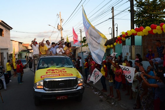 Momento em que a carreata do governador Paulo Câmara passava pela rua Santa Quitéria, no bairro de Heliópolis, (tradicional e popular rua de Garanhuns)