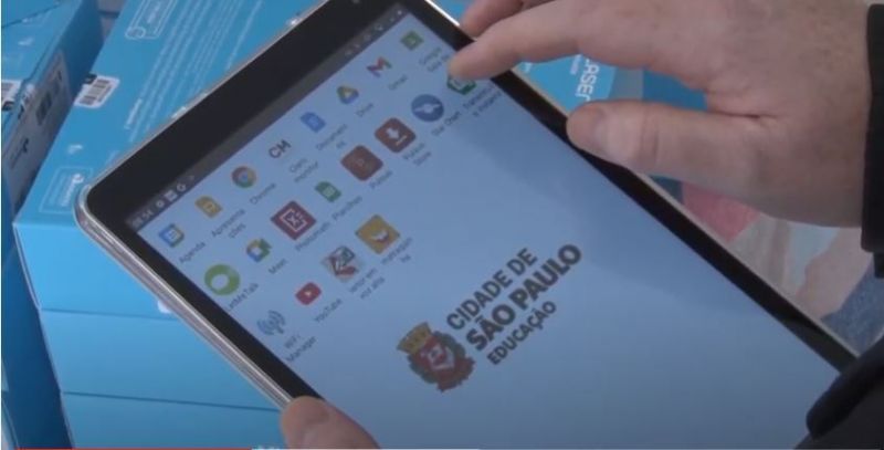 Alunos da rede municipal de São Paulo receberam os primeiros 100 mil tablets - (Foto: Divulgação / Prefeitura de SP)