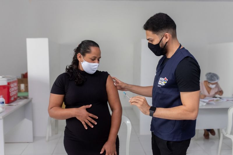 <em>Jéssica Alves da Silva foi a primeira gestante a ser imunizada nesta ação (Foto: Ruy Barros)</em>