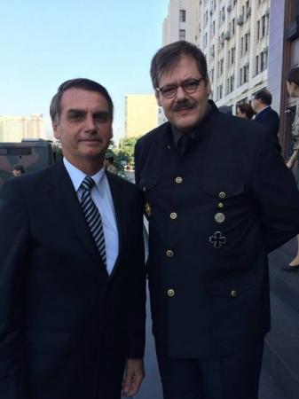 Na foto publicada no Diário do Centro do Mundo, o deputado com Marco Antônio Santos, brasileiro e neonazista assumido.