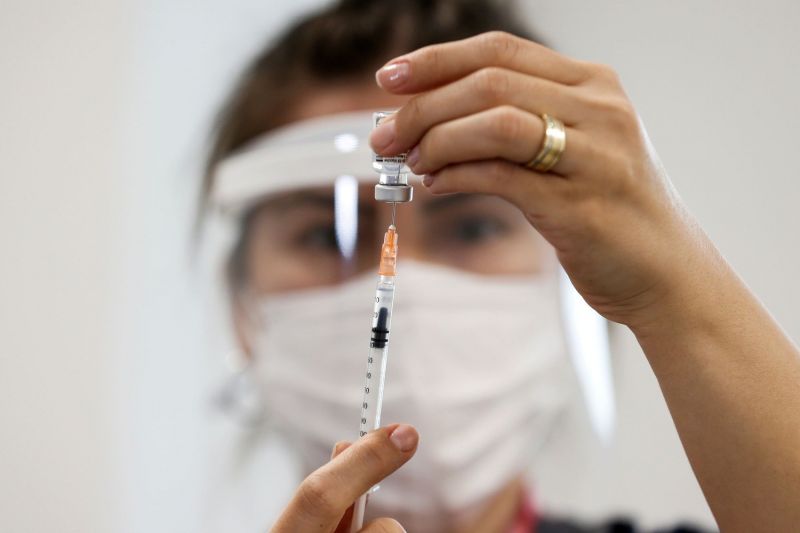 Vacionômetro do R7 aponta que 20,2 milhões de aplicações de 2ª dose (9,58%) haviam sido aplicadas até sexta (21) - (Foto: REUTERS/Cagla Gurdogan/File Photo)