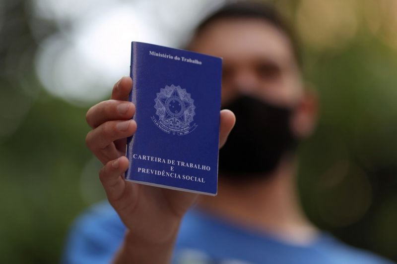 Jovens sem instrução, mulheres, negros, nordestinos e chefes de família são os mais atingidos - (Foto: REUTERS/Amanda Perobelli - 06/10/2020)