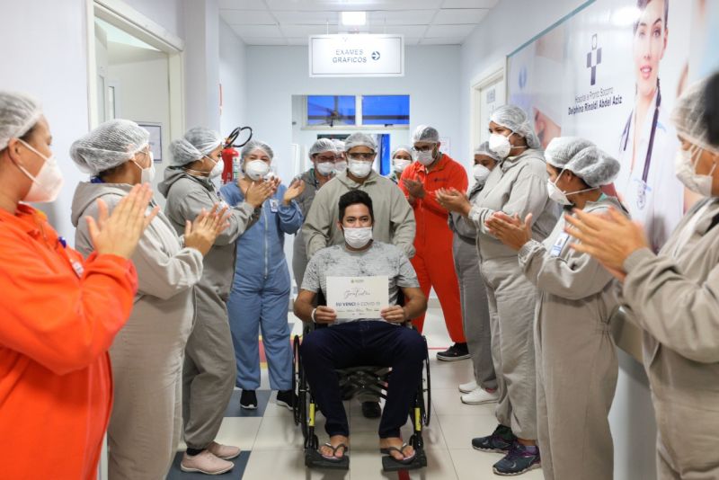 Paciente recebendo alta médica no Hospital Delphina Aziz, em Manaus - FOTO: Divulgação/Secom