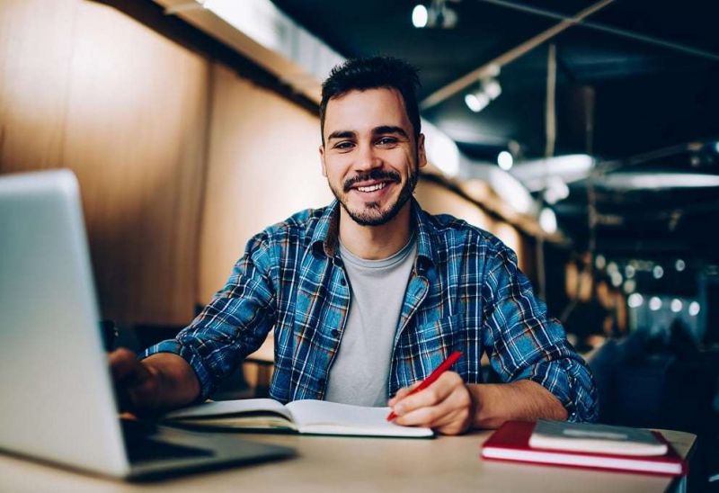 Jovens são os que mais estão poupando neste começo de 2021 - (Foto: Investimento)